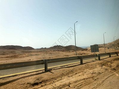 沙漠中的沥青公路图片
