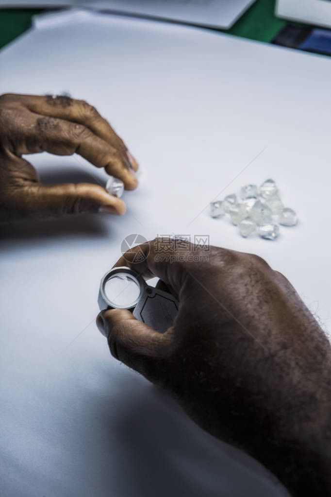 检查毛坯钻石放大镜的人手图片