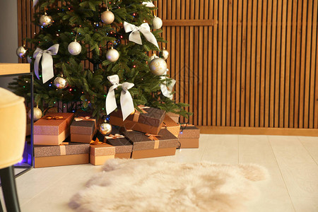 美丽的圣诞树和室内礼品盒图片