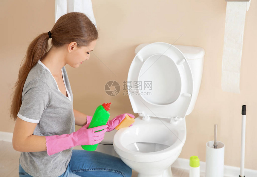 女人在浴室里清洁马桶图片