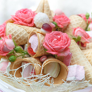 糖果棉花糖面粉华夫饼和天然粉红玫瑰以图片