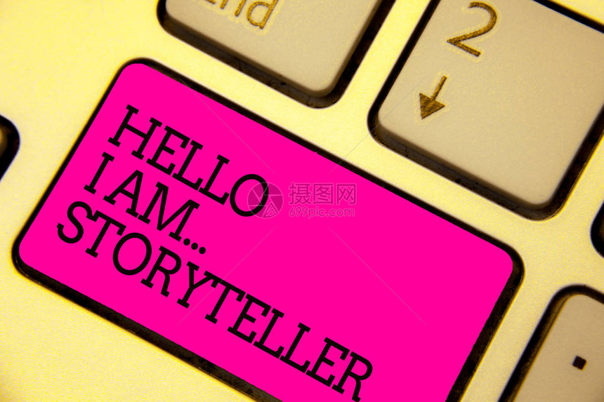 文字书写文本你好我是讲故事的人将自己介绍为小说文章作家的商业概念键盘粉红键意图创建计算机图片