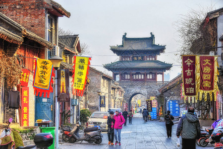 两旁遍布老式零售店和餐馆食品服务和餐图片