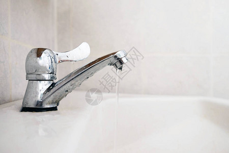 关闭浴室水龙头滴水节约用水概念图片