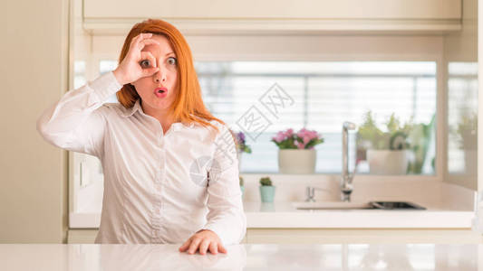 厨房的红发女人做得很好的动作图片