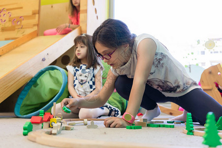 在现代幼儿园的教室里自由玩耍时图片