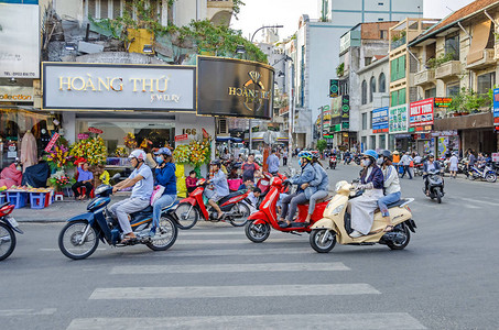 越南街道的典型十字路口有很多轻便摩托车背景图片