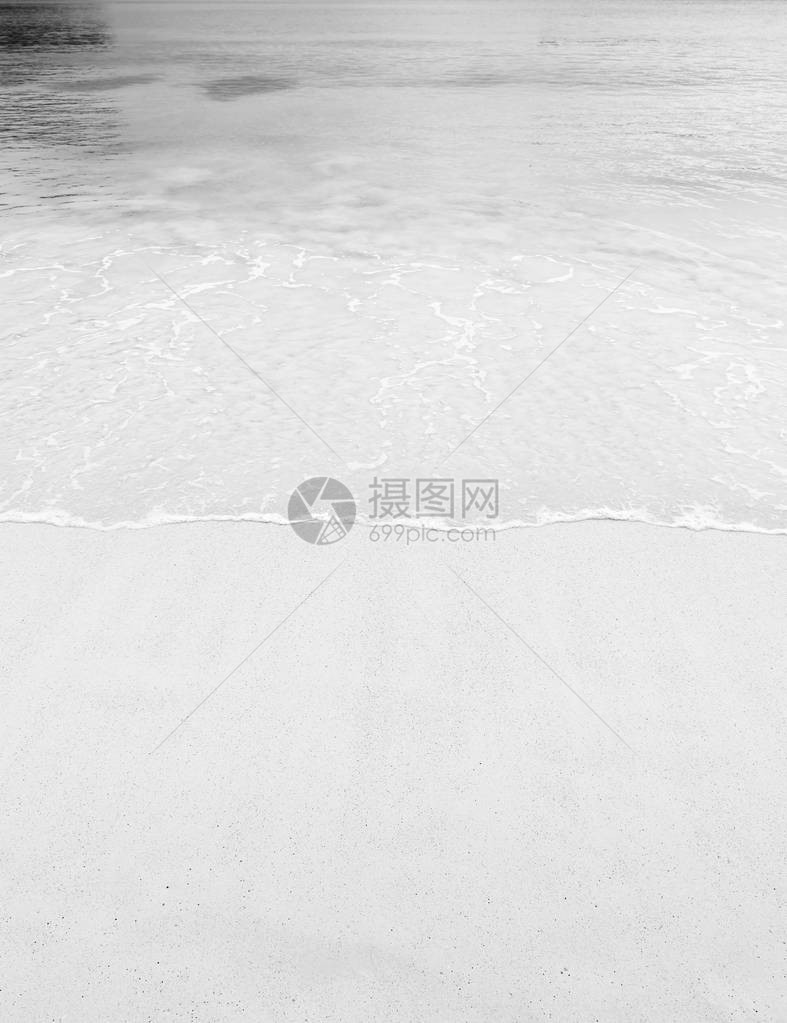 热带温暖沙和清水以黑白两色划向海岸的图片