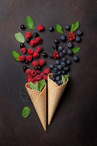 冰淇淋甜筒配浆果顶视图图片