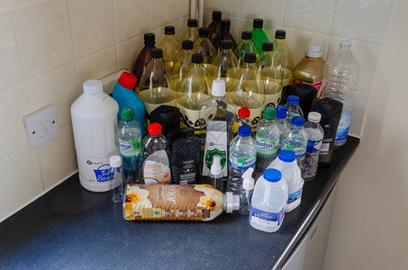 厨房台面上的空塑料瓶准备处置英庭平均每年使用480个塑料瓶图片