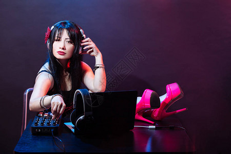 穿着粉红色鞋的DJ女青年享受音乐图片