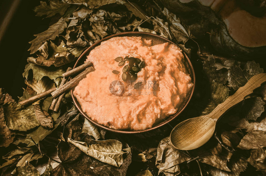 一碗秋天的南瓜南瓜粥和木桌上的南瓜小米粥南瓜盘图片