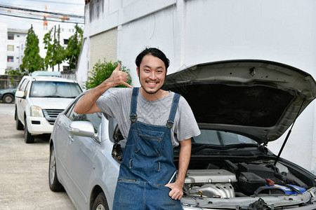 汽车维修概念亚洲人正在路边修车亚洲图片