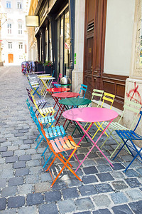 色彩缤纷的美丽夏日空荡的维也纳露天咖啡馆图片