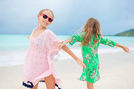 快乐的小女孩在热带沙滩上玩乐和享受假期图片