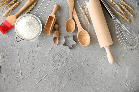 面粉和厨房用具以及灰色面粉的平面布图片
