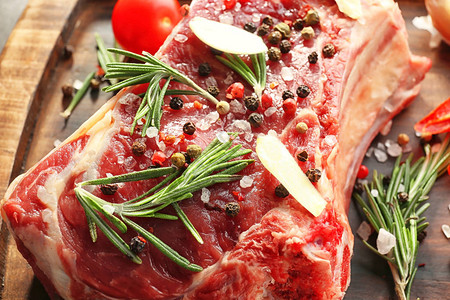 生肉配有香料和蔬菜的鲜肉在图片