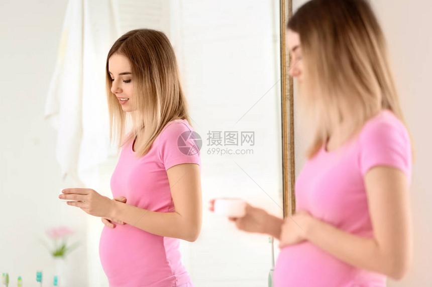 早上有奶油的怀孕的年轻女人图片
