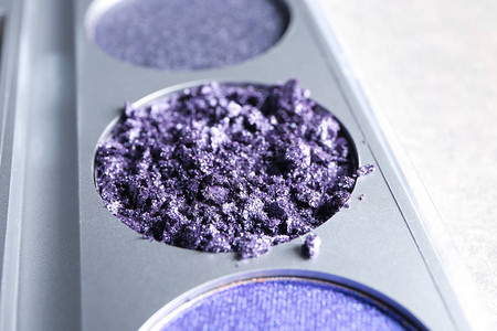 调色盘上折叠的紫图片