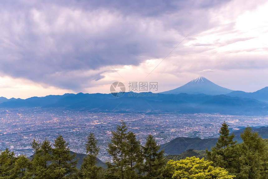 从阿马里山的观测点看到日落的月光富吉山图片