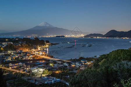 伊豆镇与富士山和骏河湾在冬夜的景色图片