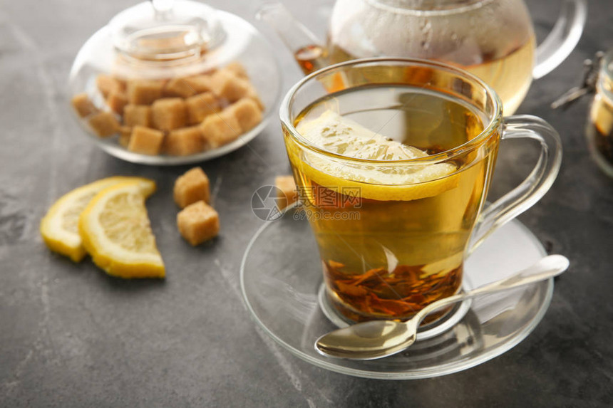 一杯热茶桌上有柠檬图片