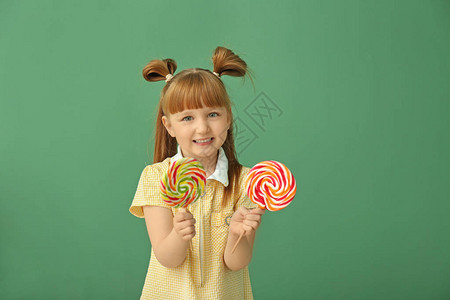 可爱的小女孩有棒糖在彩图片