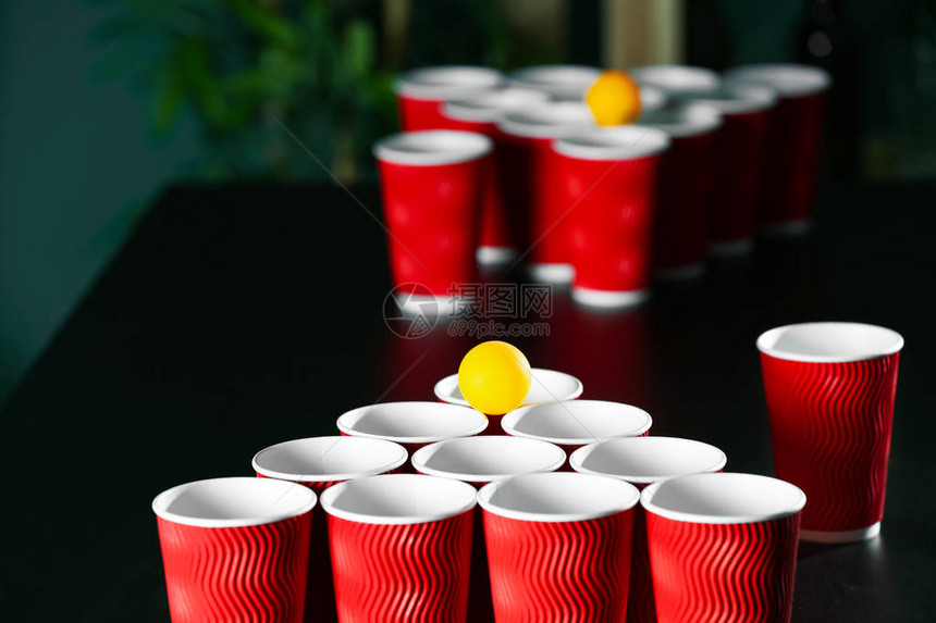 桌上啤酒乒乓球游戏图片