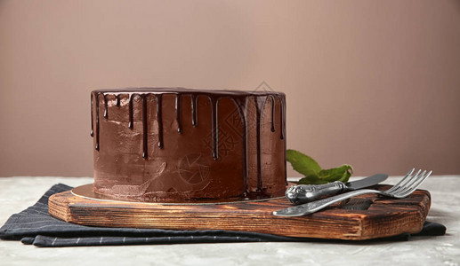 餐桌上有美味巧克力蛋糕和彩色背景图片