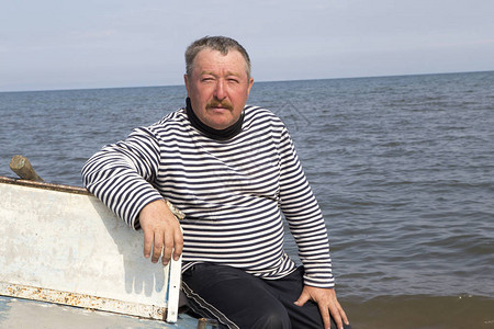 在Baikal湖岸边一艘轻光铝船上一位成图片