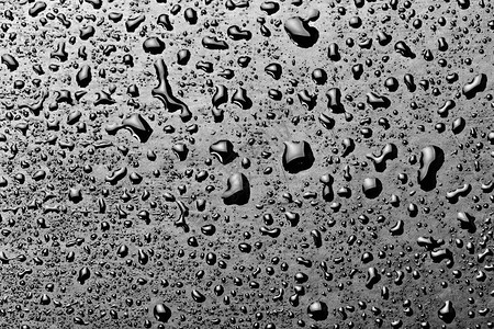 黑色地板上的水滴背景图片