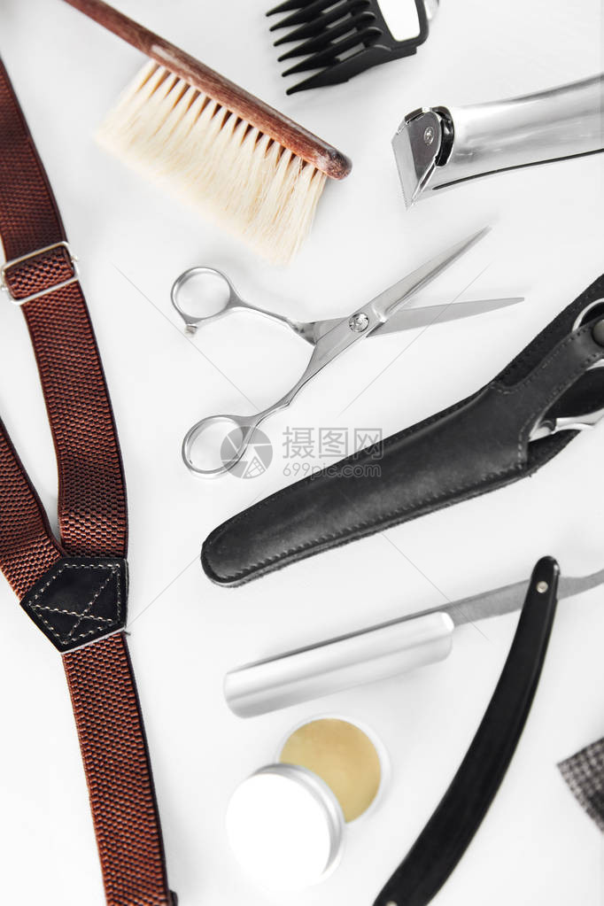 男发沙龙白桌上的理发师用品和设备图片