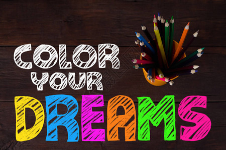 彩色铅笔印在木制背景上的塑料玻璃和文字颜色符合你的梦想平坦的躺下图片