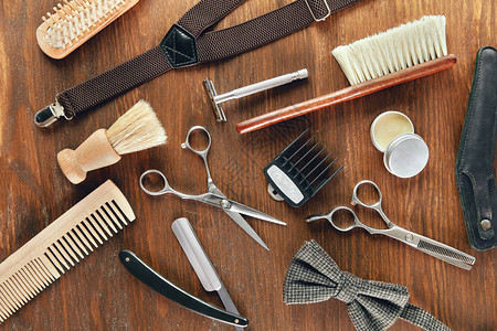 木材桌边的理发设备和工具关闭理发店办公桌上的理发师用图片