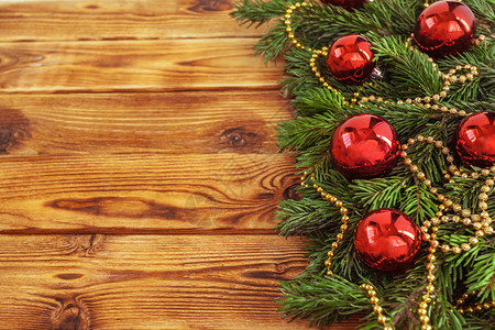 木板上有装饰的圣诞枞树图片