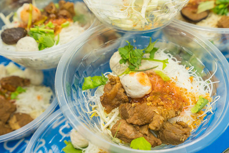 午餐吃猪肉面条或日本拉面汤图片