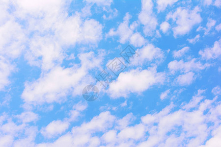明亮的蓝天小白云图片