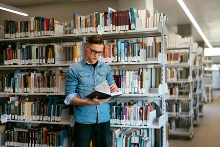 学生阅读书在大学图书馆人从教科书中学习信图片