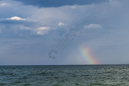 风暴海自然生态下的全彩虹图片