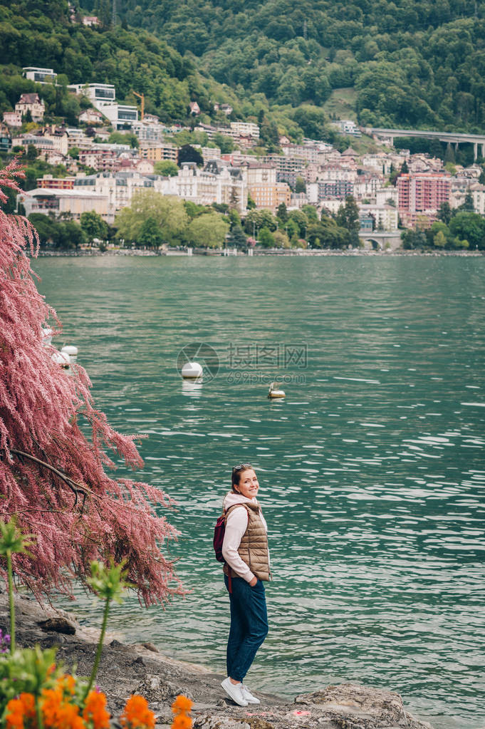 享受瑞士蒙特勒日内瓦湖令人惊叹的景色图片