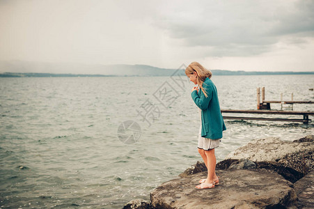 可爱小女孩在湖边玩耍的户外肖像图片