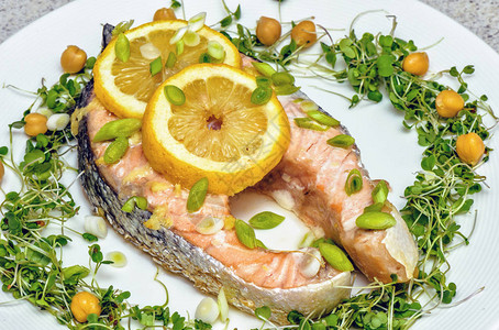 鲜美自制烤鲑鱼加柠檬和其他蔬菜图片