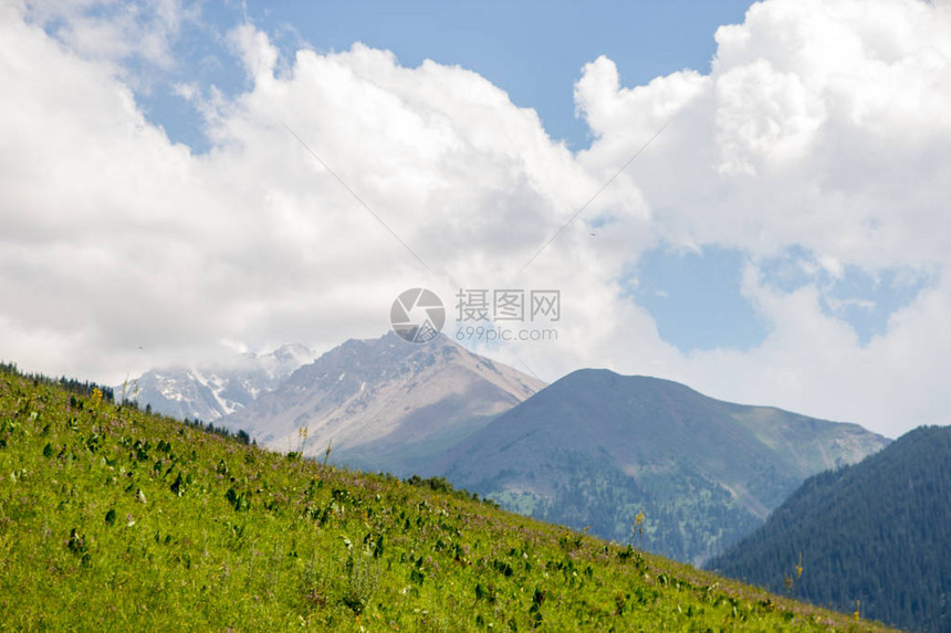 哈萨克斯坦阿拉木图蒂恩尚山的卡斯凯伦峡谷山脉景图片