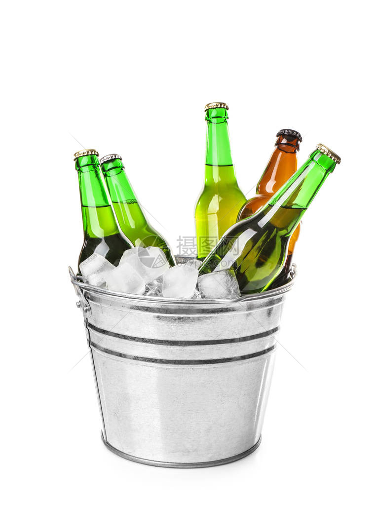 白色背景冰桶中的啤酒瓶图片