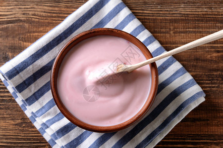 木桌上的草莓酸奶碗图片