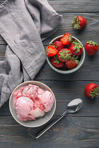 木桌上美味草莓冰淇淋的组合图片