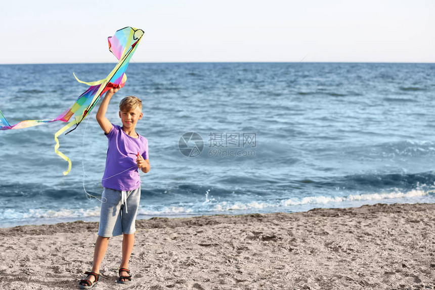 小男孩在海边放风筝图片
