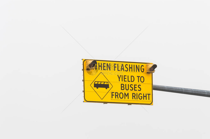 公共汽车道警告标志反对空白的色天空图片