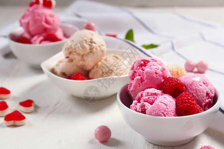 碗和美味的草莓冰淇淋图片