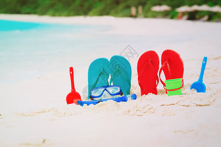 热带海滩的拖鞋玩图片